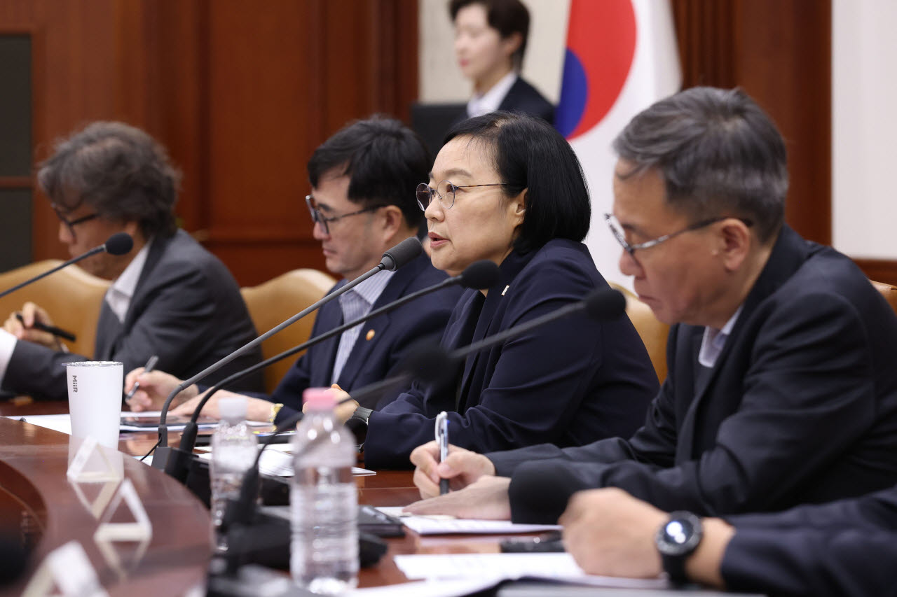 [포토]비상경제점검회의 주재하는 한성숙 총리