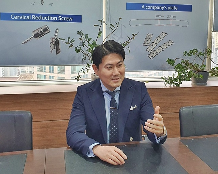 엘앤케이바이오 “척추 임플란트 글로벌 유통 계약 수정…다른 글로벌 기업과도 논의 동시 진행”