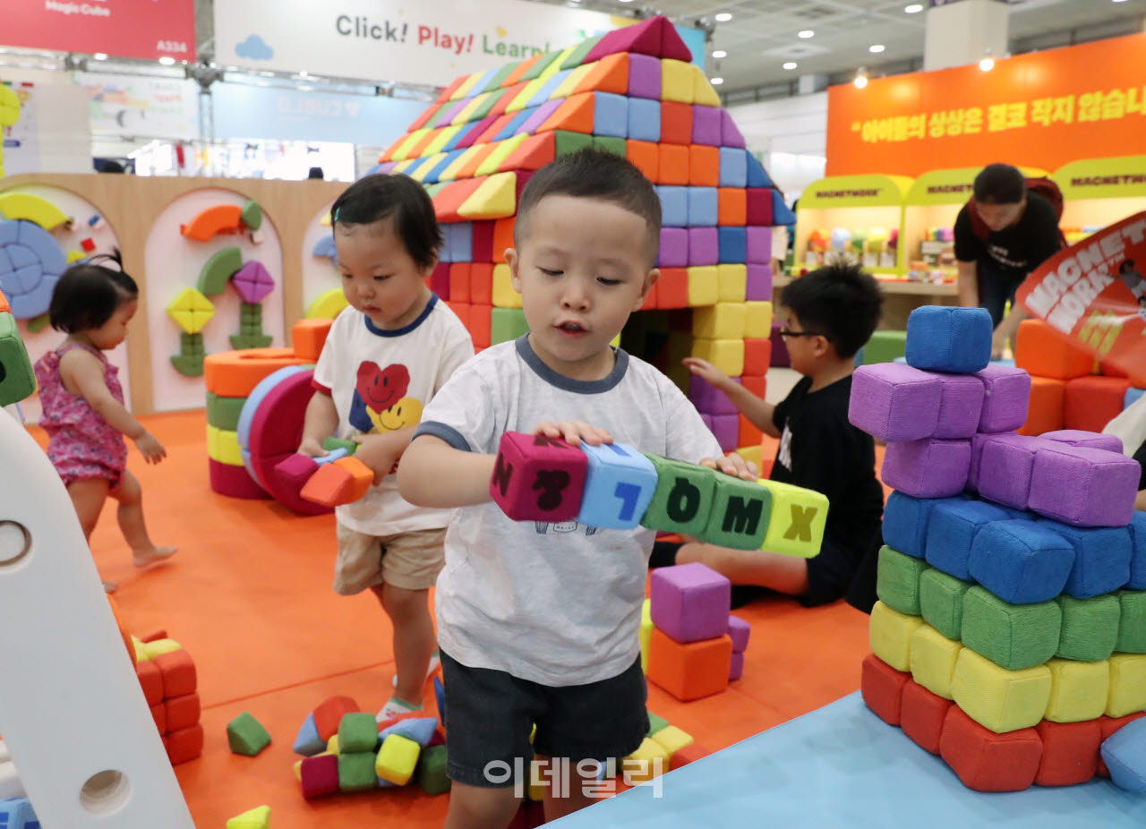 [포토] 서울국제유아교육전 놀이 체험하는 어린이