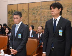 국회서 고개 숙인 정몽규·홍명보...