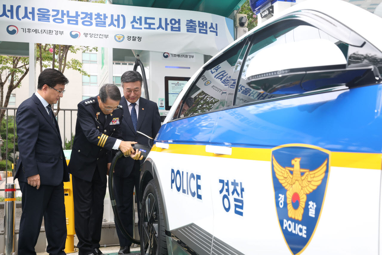 AI 순찰차 충전하는 내빈들                                                                                                                                                                         