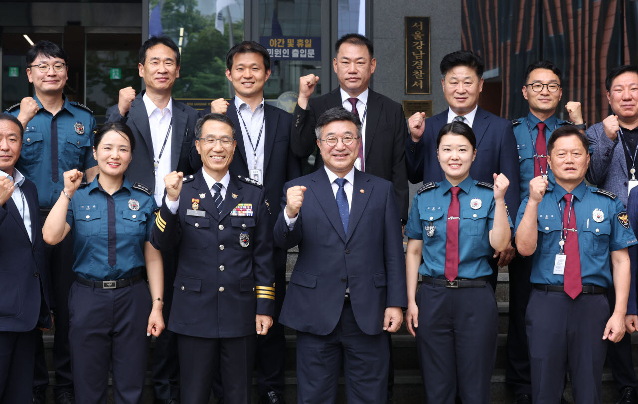 강남서 직원들과 기념촬영하는 윤호중 장관-유재성 직무대행                                                                                                                                          