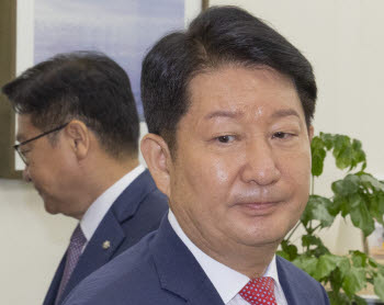“내 발로 당 떠나지 않겠다”… 권영진, ‘멱살 논란’ 탈당 권유 거부