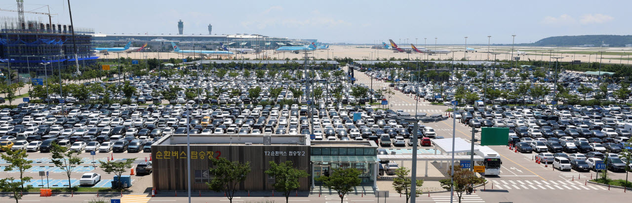 본격적인 휴가철, 인천공항 주차장은 만차                                                                                                                                                           