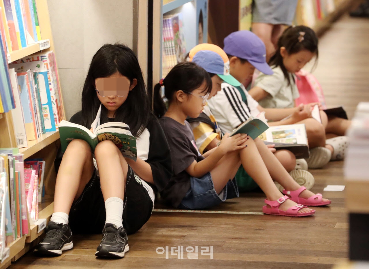  책 읽는 어린이들                                                                                                                                                                                 