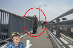 반바지 대신 팬티만…도심 질주한 자전거 남성 '시끌'