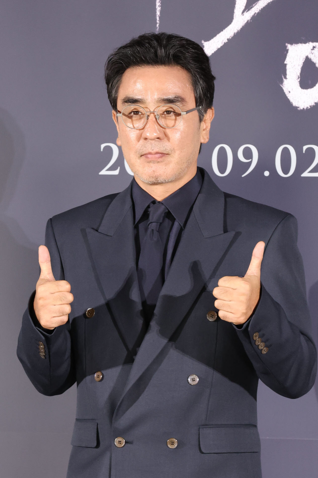 류승룡, 엄지척                                                                                                                                                                                    