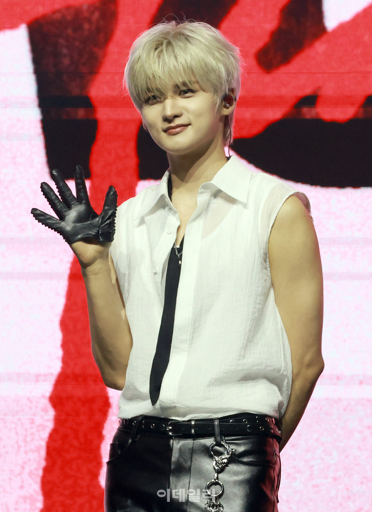 NOWZ 윤, 안녕하세요                                                                                                                                                                               