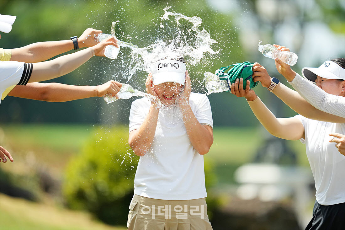 강서연,폭염 날리는 우승 축하 물세례                                                                                                                                                               
