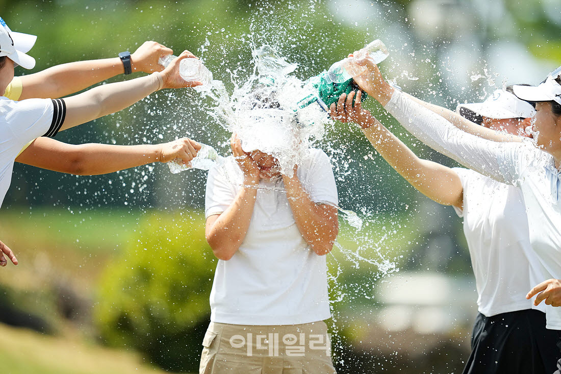 강서연,물핵폭탄 축하 물세례                                                                                                                                                                       