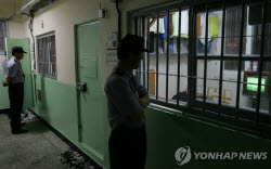 [단독]수용자에 '햄버거·불닭 소스' 건넨 교도관…1심서 징역 7년