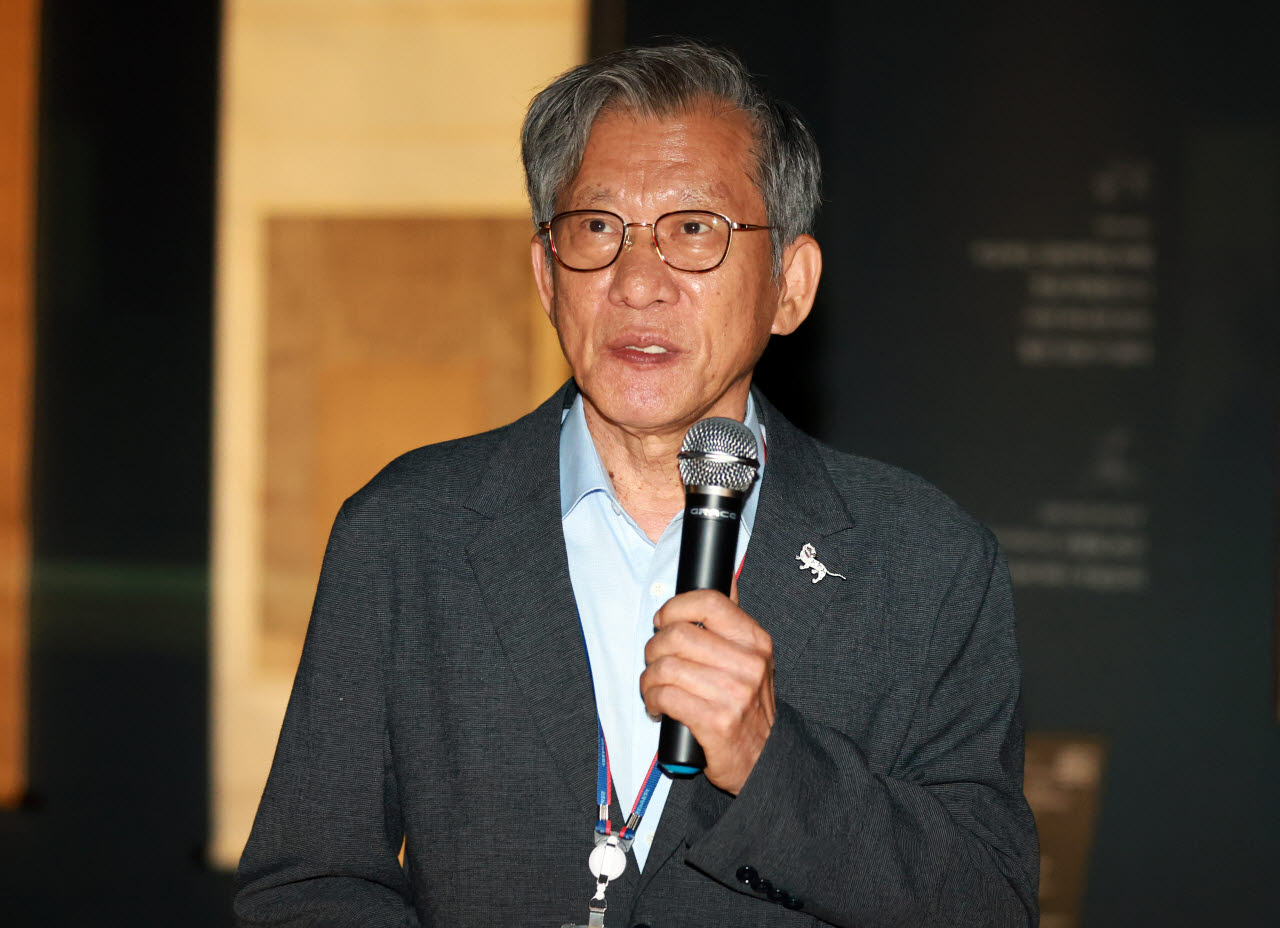 2026년 세 번째 주제전시 '추사 김정희와 그의 동반자' 설명하는 유홍준 관장                                                                                                                