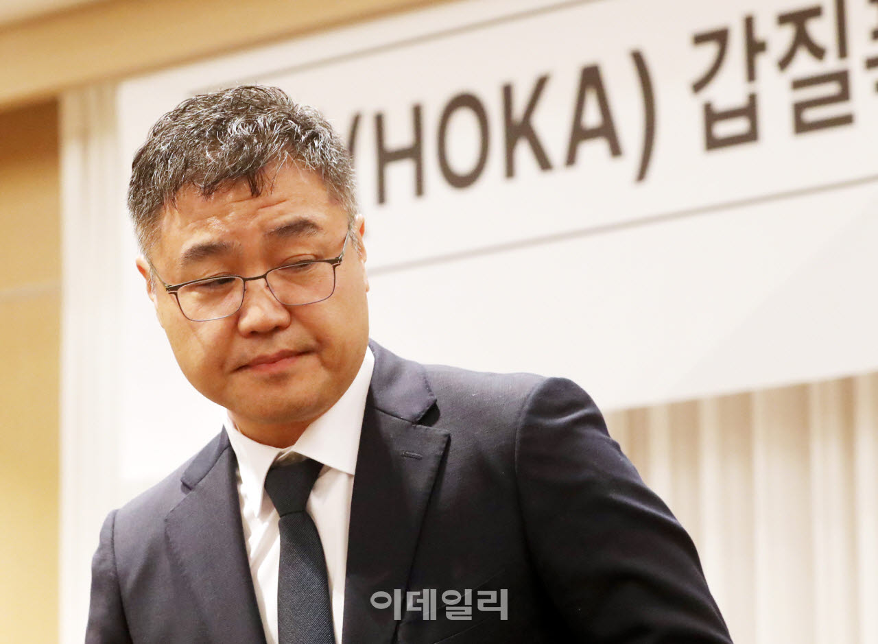  '호카 국내 독점권 노린 충돌(?)'                                                                                                                                                        