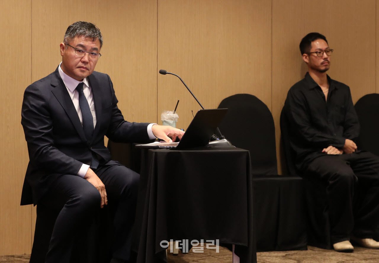  증언 관계자와 기자회견하는 조성환 전 대표                                                                                                                                                        