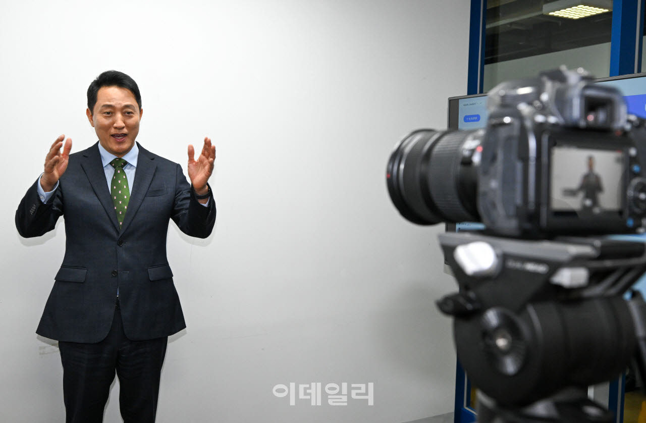 AI 아바타 제작 체험하는 오세훈 서울시장                                                                                                                                                          