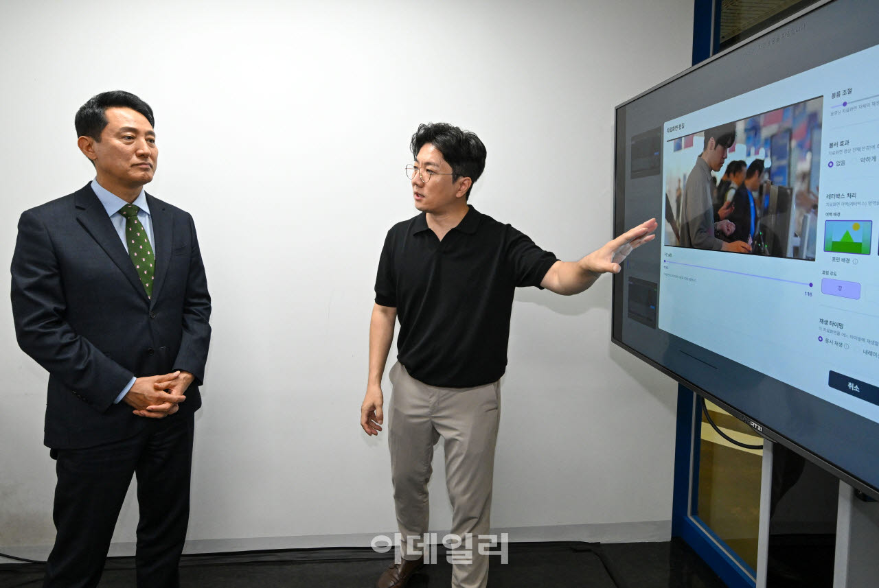  AI 아바타 제작 설명듣는 오세훈 시장                                                                                                                                                              