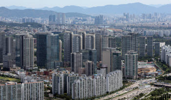 "일단 스테이"…규제 쏟아지자 아파트 입주전망 '뚝'