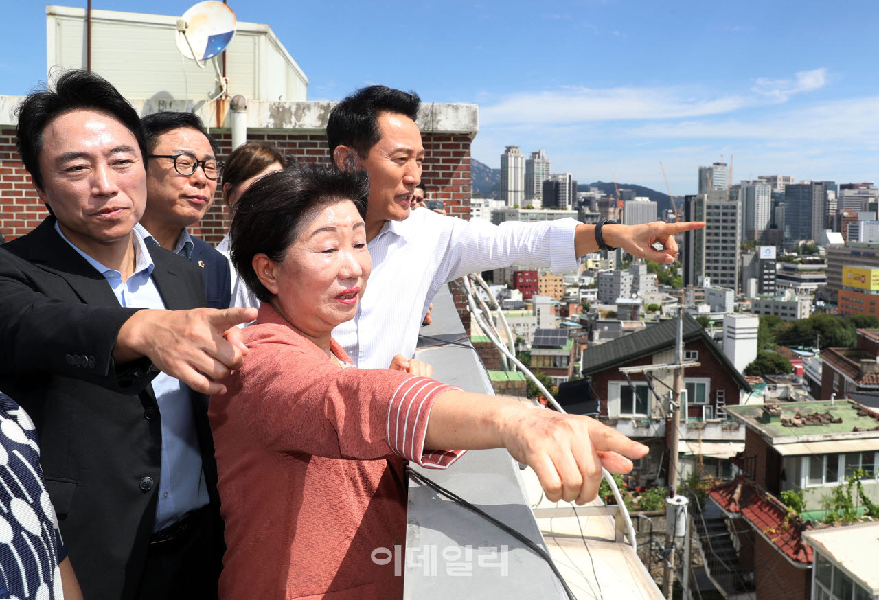  정비사업 현장 살펴보는 오세훈 시장과 김경대 용산구청장                                                                                                                                           