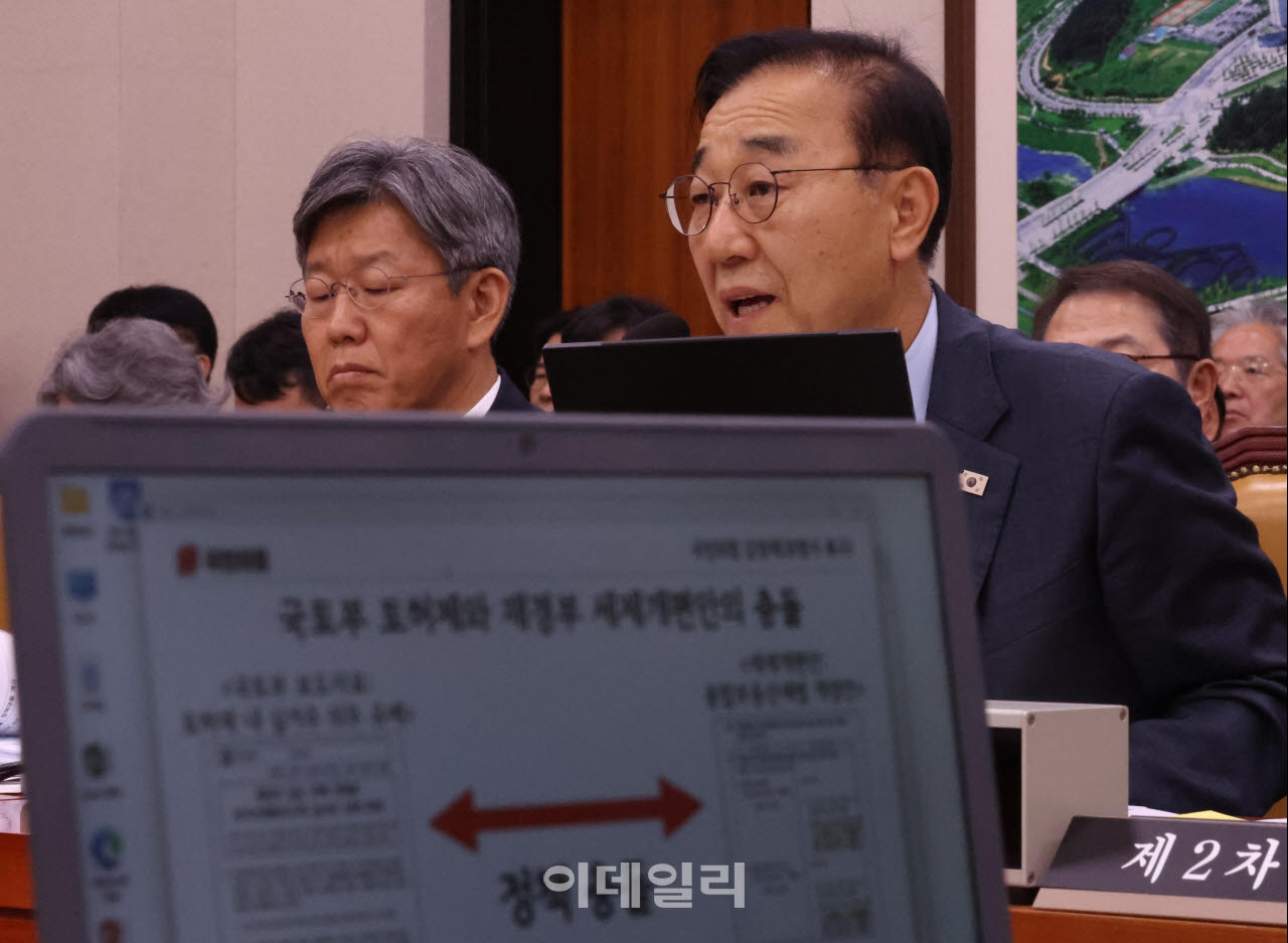국토위 전체회의, '답변하는 김윤덕 장관'                                                                                                                                                 