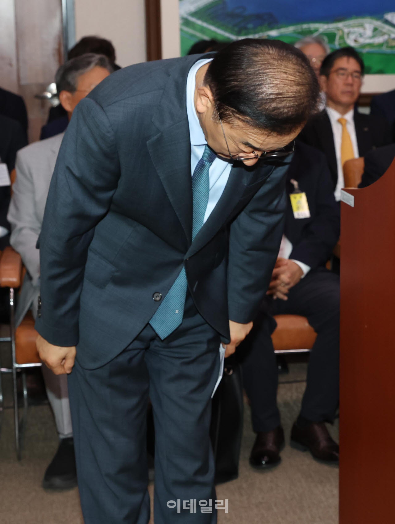국토위, '허리숙여 인사하는 김윤덕 장관'                                                                                                                                                 