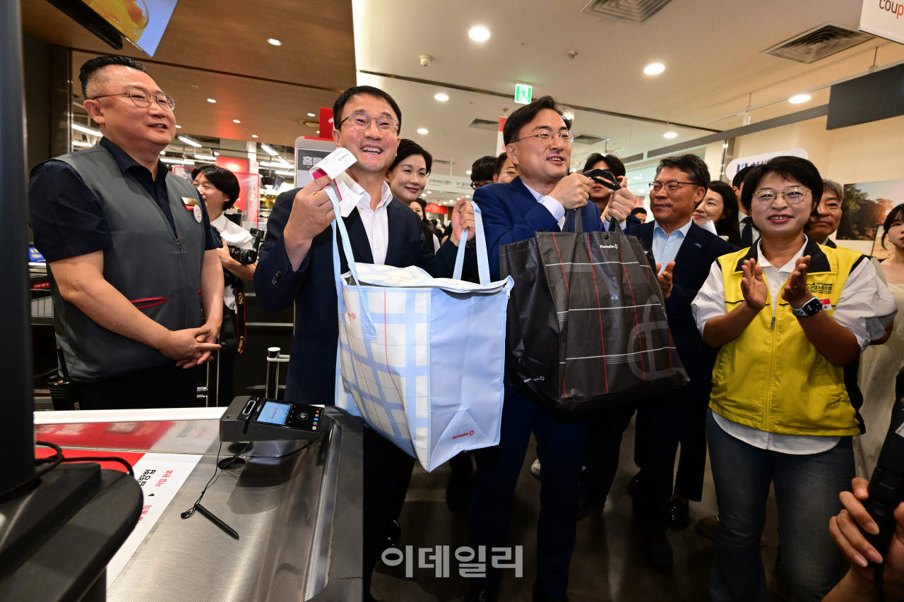 [포토]장보기 마친 한병도 민주당 대표 직무대행