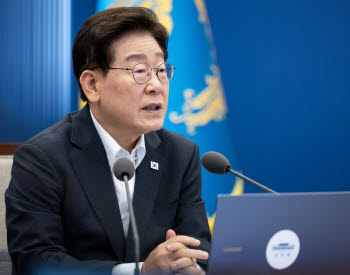 李 국정수행 긍정평가 44%…취임 후 첫 부정평가 역전[한국갤럽]