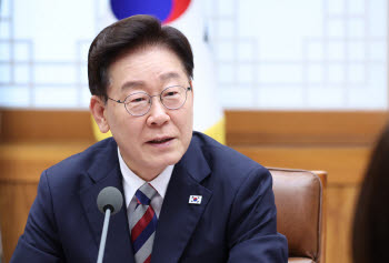 李대통령 "4년 중임·연임제 일관된 입장"…野 "임기 연장 꼼수"(종합)