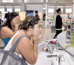 "입장 제한에 오픈런까지"…美서 하루 1500명 찾는 '올영', K뷰티 핫플로[르포]