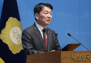 안철수 “북핵 압도할 핵무장 필요”…李 ‘종전 구상’ 직격