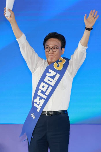 ‘호남·수도권 싹쓸이’ 김민석, 굳히기... 鄭에 누적 8.40%p 앞서(종합)