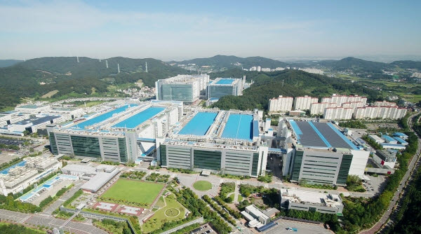 삼성디스플레이, 폴더블 OLED 투자 확대…아산 A7 공사 재개