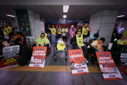 [속보]전장연 시위 여파, 서울역 1·4호선 무정차 통과