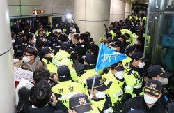 `전장연 시위` 서울역 지하철 한때 무정차…현재 정상 운행(종합)