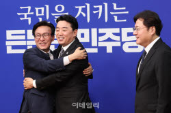 김민석 “청와대와 원팀”…강훈식과 포옹 [국회를 부탁해]