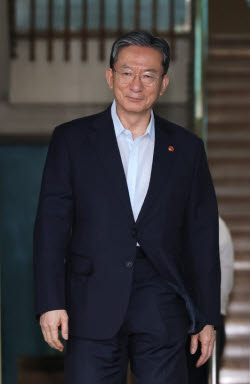 사직서 낸 정성호 "당통합·형소법 수정 등 국회서 할 일 더 많아"