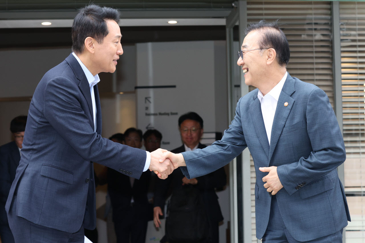 악수하는 김윤덕 장관-오세훈 시장                                                                                                                                                                  