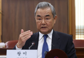 [속보]이재명 만난 中 왕이 "우호 정책 확고히 추진해달라"