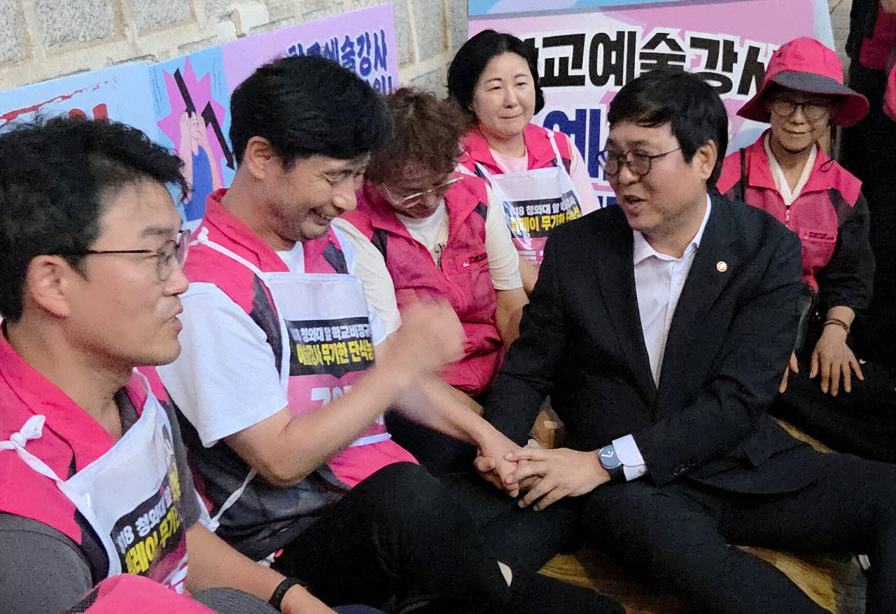 학교예술강사 농성장 찾은 최휘영 장관…“예산 증액 노력” 약속에 단식 중단