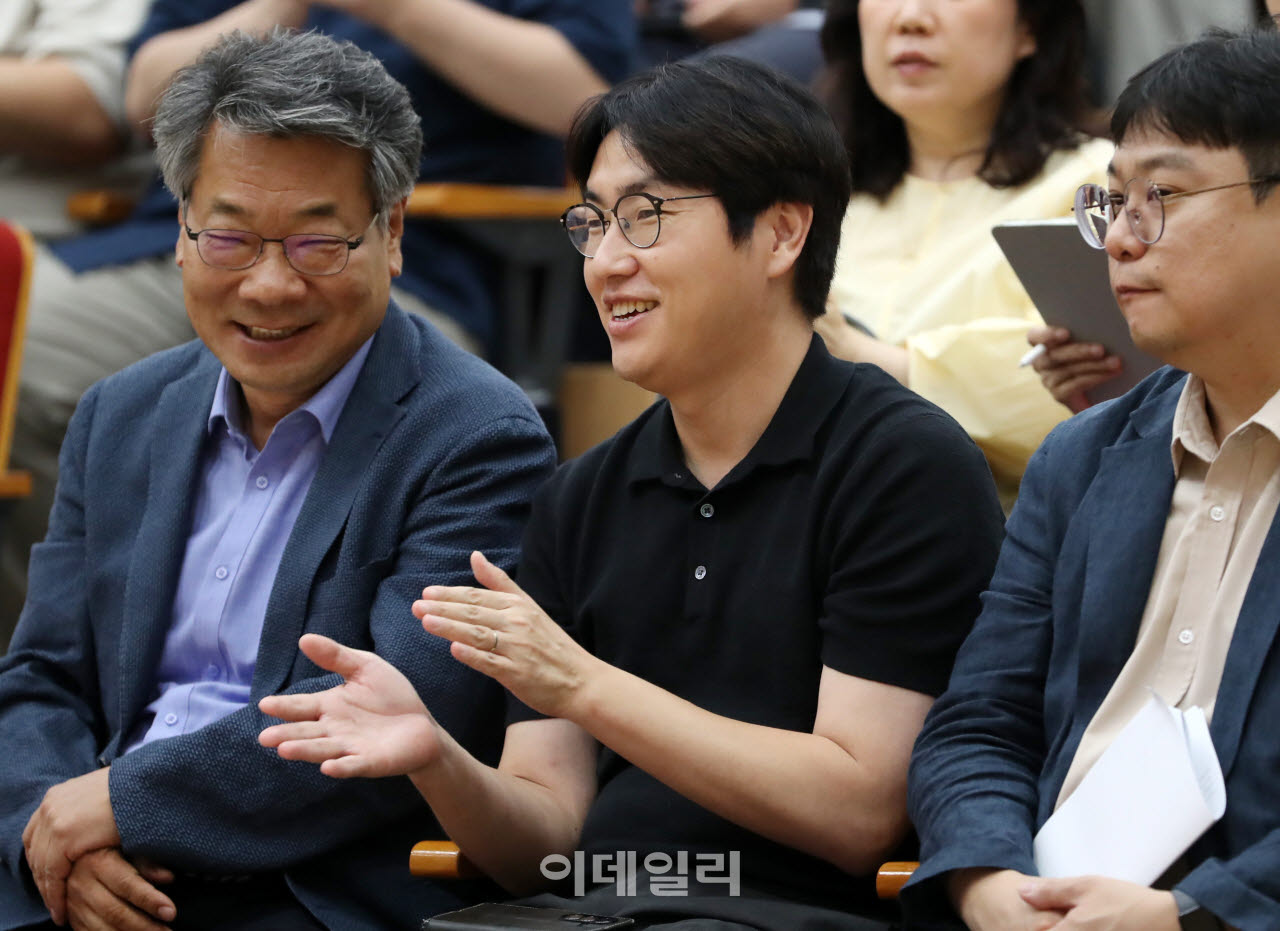  출판인과 대화하는 하정우 전 수석                                                                                                                                                                 
