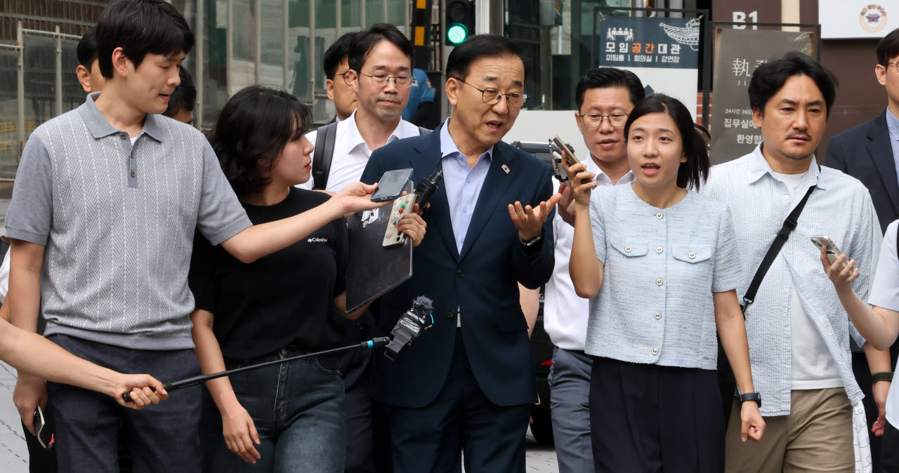 취재진 질의받는 김윤덕 국토교통부 장관                                                                                                                                                            