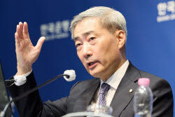 신현송 "호미로 막았다…연속 인상은 선제 대응"[일문일답]