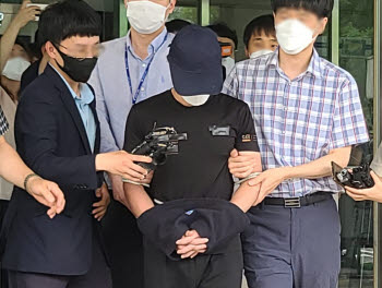 [그해 오늘] ‘21만명 분노’ 영아 강간·살해 계부…법정서 “만취” 주장
