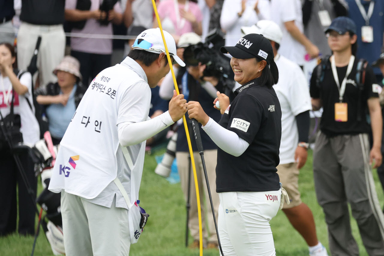 [포토]신다인, 캐디와 우승의 기쁨 나눠