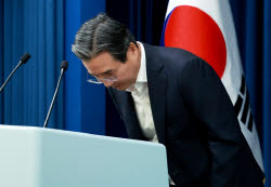 개각서 살아남은 김용범, 하루 만에 퇴장…레버리지·부동산에 발목
