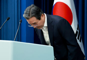 개각서 살아남은 김용범, 하루 만에 퇴장…레버리지·부동산에 발목