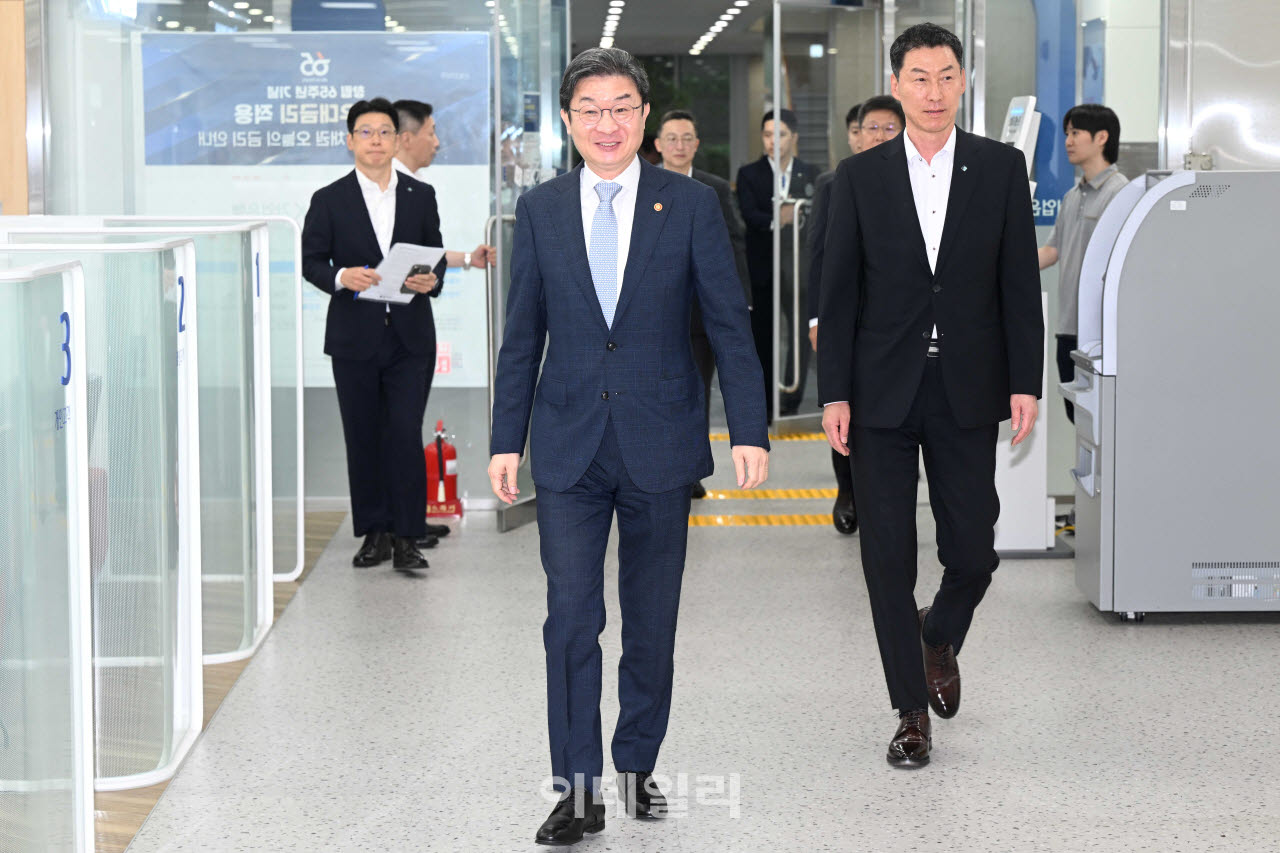  기업은행 광화문지점 방문한 이억원 위원장                                                                                                                                                         