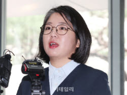용혜인 '정면돌파'...의원직 유지 묻자 "청문회서 입장 전달"