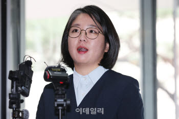 가족여행 때 '공항 귀빈실' 이용한 용혜인…직권남용 혐의 고발