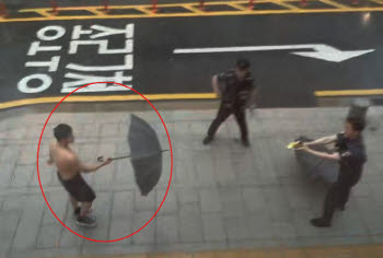 엄마 폭행하던 20대男, 테이저건 겨누자 저항 멈춰