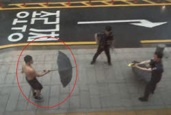 엄마 폭행하던 20대男, 테이저건 겨누자 저항 멈춰